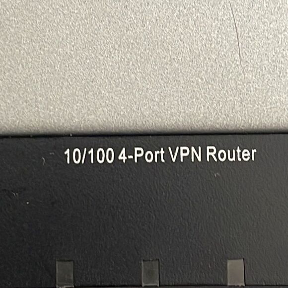 CISCO Router RV042 - Picture 4 of 5